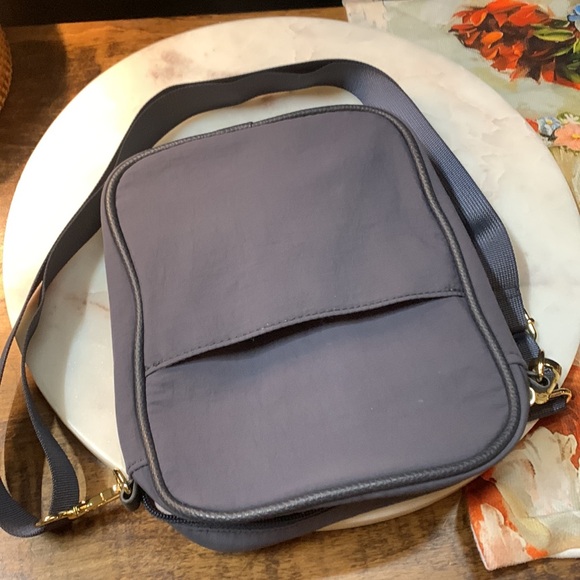 Isaac Mizrahi cross body bag. Perfect size great condition. Blue 🍪 - Picture 4 of 7